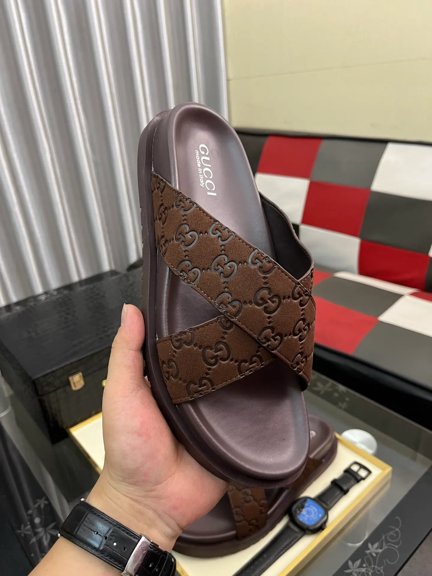 Men's shoes 💰320⌚️⌚️ (gucci-Gucci) New men's slippers, high-end boutique, made of cowhide, with exquisite embossed logo decoration on the upper, fine workmanship, super soft soles, casual, loose and comfortable, a must-have in summer! \nsize：38-44
